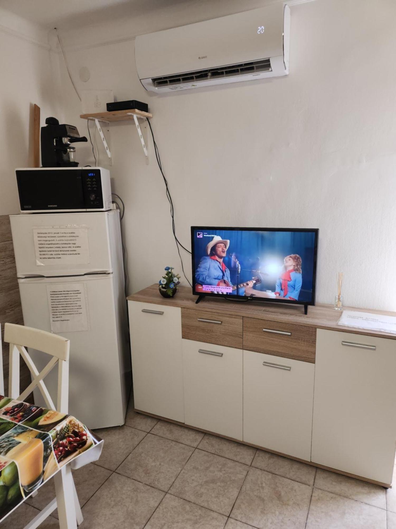 Orsi Apartman / Vendeghaz Kecskemet Bagian luar foto