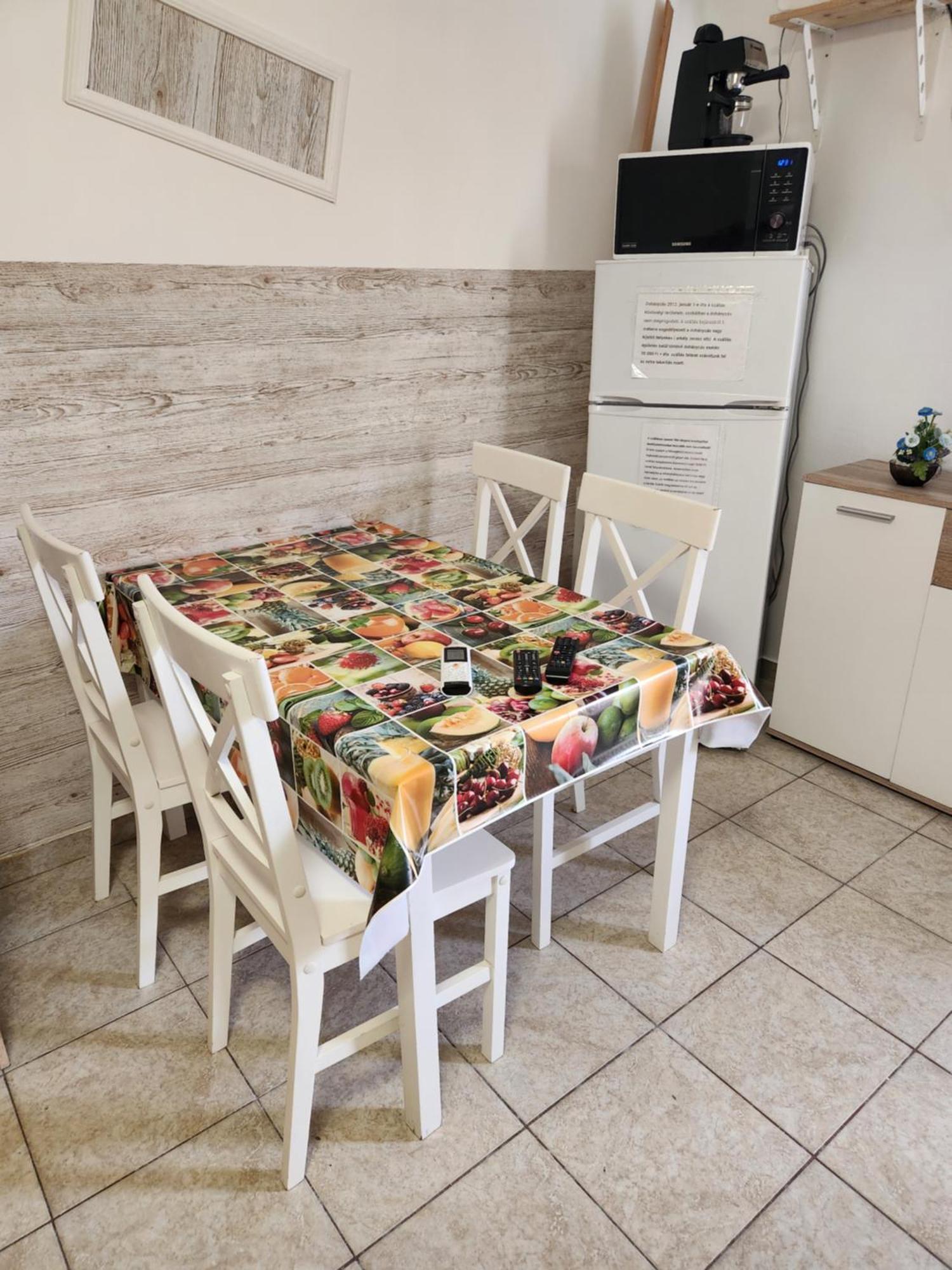 Orsi Apartman / Vendeghaz Kecskemet Bagian luar foto