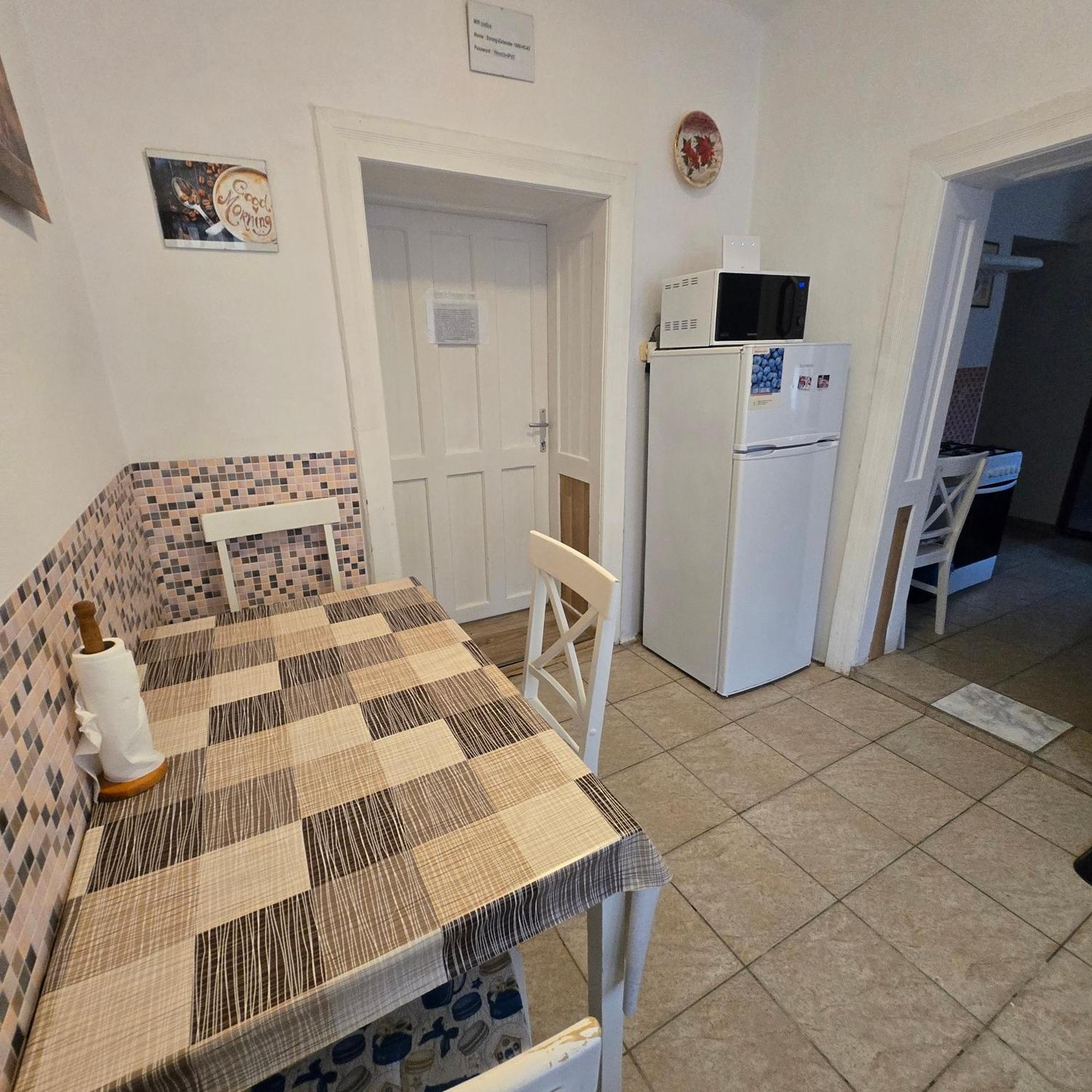 Orsi Apartman / Vendeghaz Kecskemet Bagian luar foto